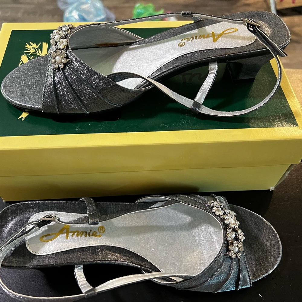 Annie Women's Chic Silver Heels